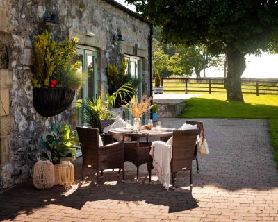 Cambridge 4 Rattan Garden Chairs and Small Round Table Set in Chocolate and Cream