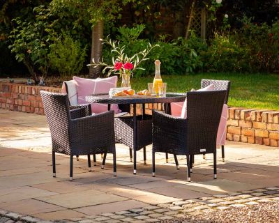 Cambridge 4 Rattan Garden Chairs and Small Round Table Set in Black and Vanilla