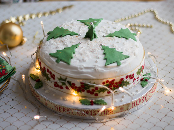 Decorate-Christmas-cake