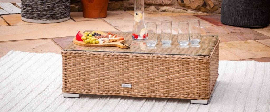 A picture of a rattan coffee table with a glass top: thermal shock